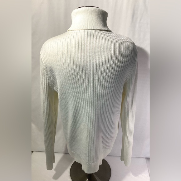 Talbots Woman’s Turtleneck Size XL Color White Knit Buttons on Sleeves - Picture 4 of 11